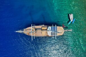 Su Sesi gulet cruising through the turquoise waters of Fethiye