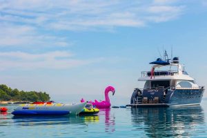 High-performance cruising and dynamic navigation aboard Asha motor yacht