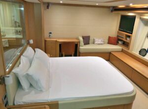 Ferretti 830