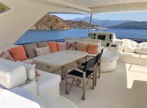 Ferretti 830