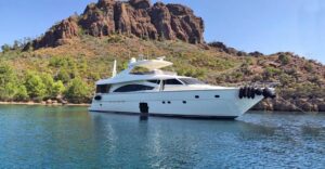 Ferretti 830