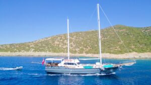Vamos 1 28m luxury motor yacht cruising along the Bodrum coastline