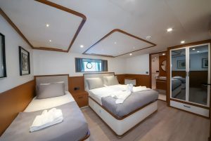 Neo Motor Yacht Luxury in Charter