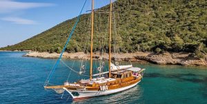 Golden Life 21m luxury gulet cruising along the Bodrum coastline