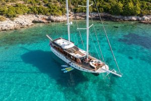 Exterior view of the 26-meter luxury charter sailing gulet S/Y Vivere cruising in the Adriatic