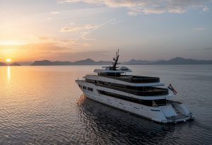 M/Y Black Swan