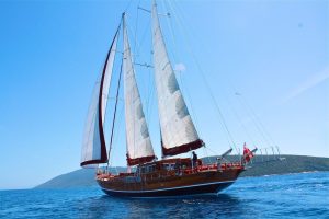 Luxury private charter gulet Il Fratello cruising on the turquoise sea