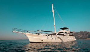 Luxury Gulet Özde 1 cruising in the crystal-clear waters of Fethiye, Turkey