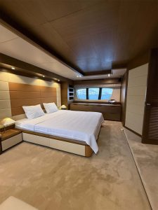 Luxurious full-beam master stateroom on Azimut 29.8m motor yacht for sale