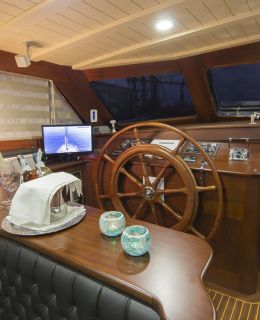 34 meters charter yacht