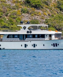 Liveaboard Trawler (01)