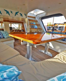 eloa sailing yacht saloon (2)