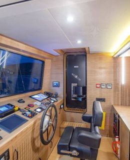 34m Luxury Steel Yacht (12)