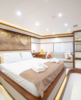 Bay CF Motoryacht Charter (16)