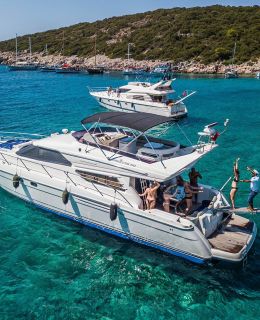 queen of angel motor yacht (501)
