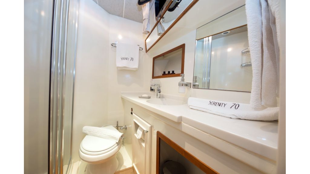 20_SERENITY 70 Starboard-cabin-bathroom