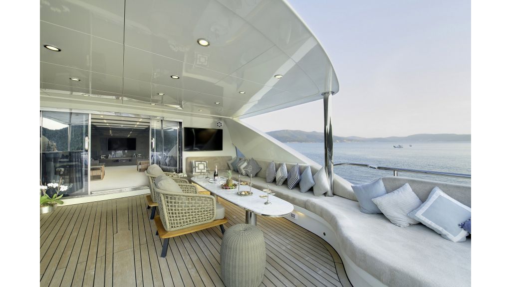 Vetro Luxury Motor Yacht (55)