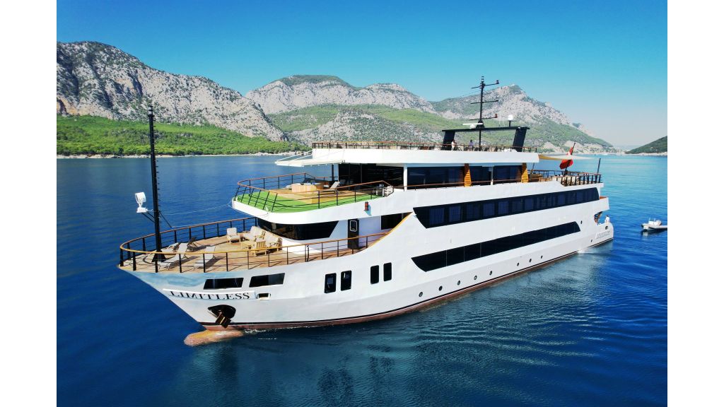 luxury-weekly-excursion-yacht-for-sale-master