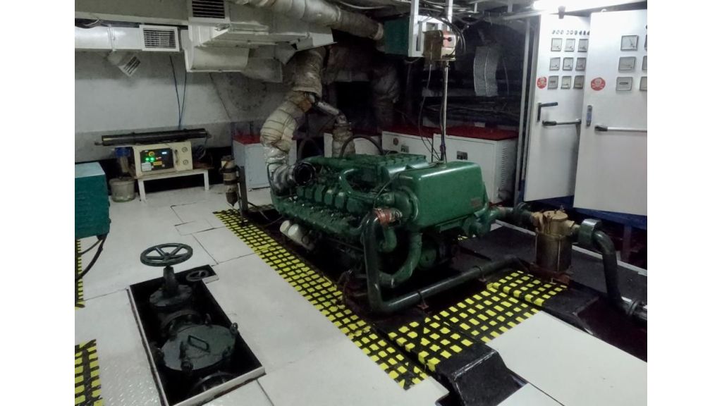 Weekly Excursion Yacht Engine-room-2