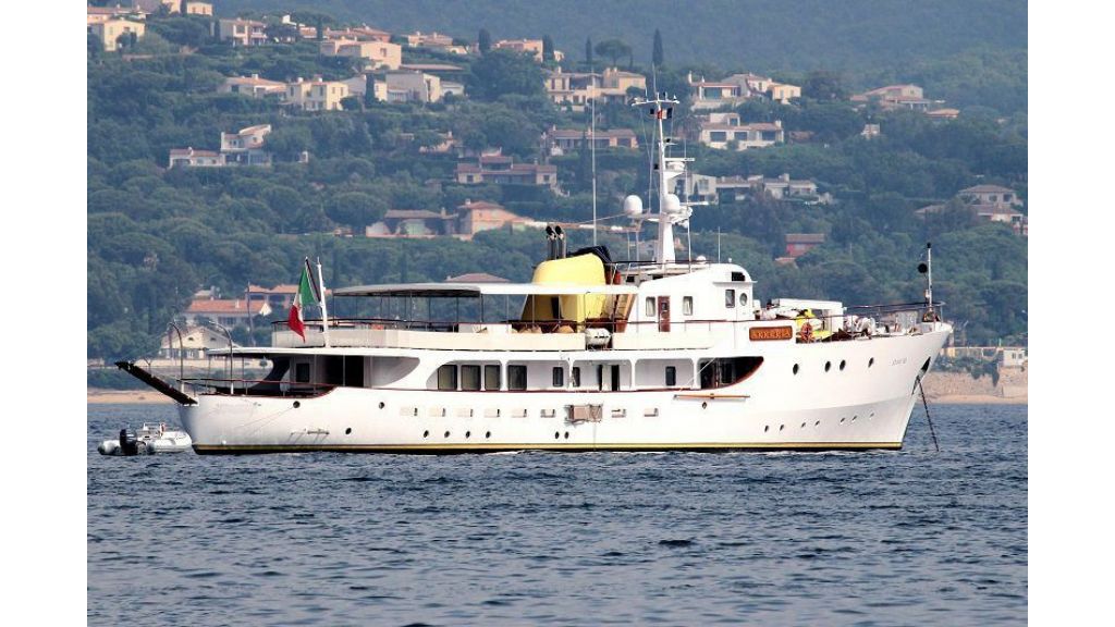 Sophisticated luxury yacht (13)