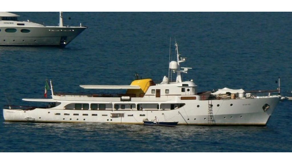 Sophisticated luxury yacht (19)