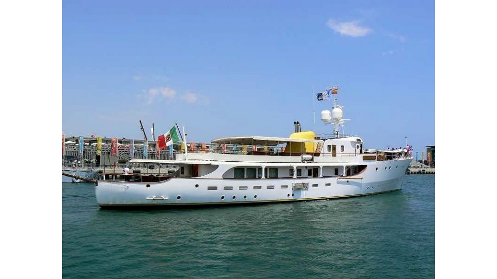 Sophisticated luxury yacht (8)