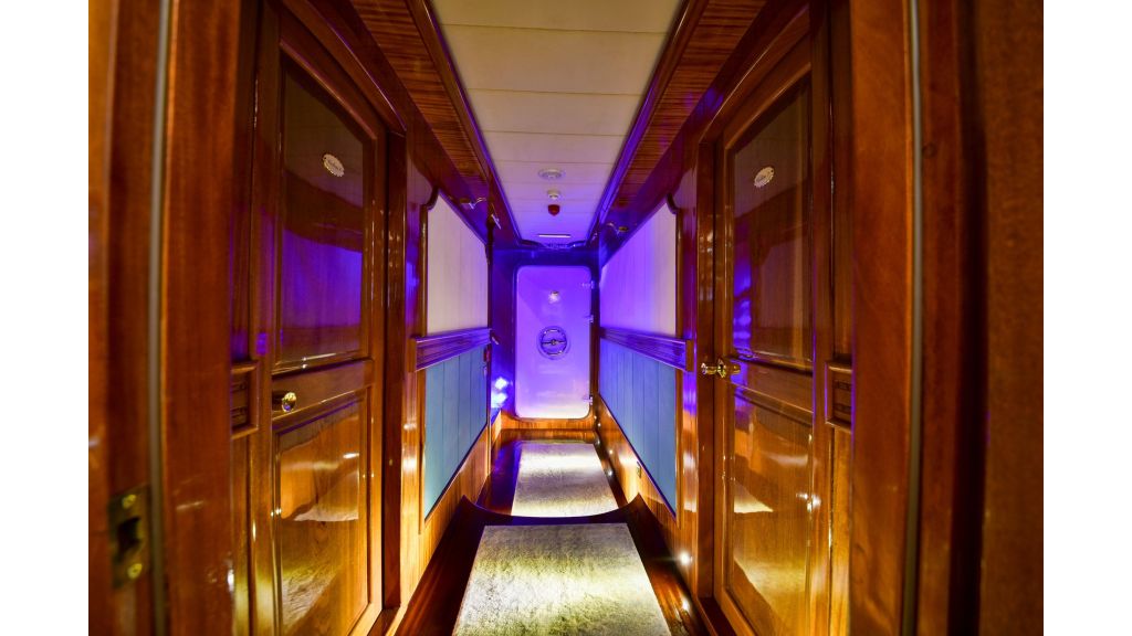 quuen atlantis (055)