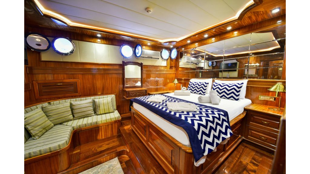 quuen atlantis (063)