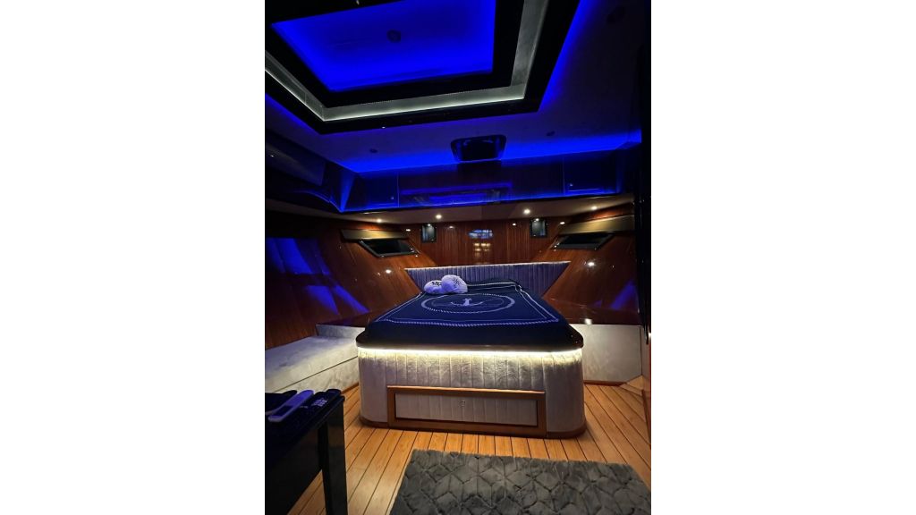 Zeus Motor Yacht (633)