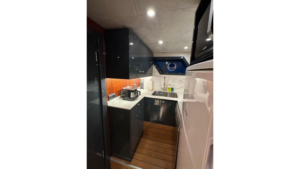 Zeus Motor Yacht (639)