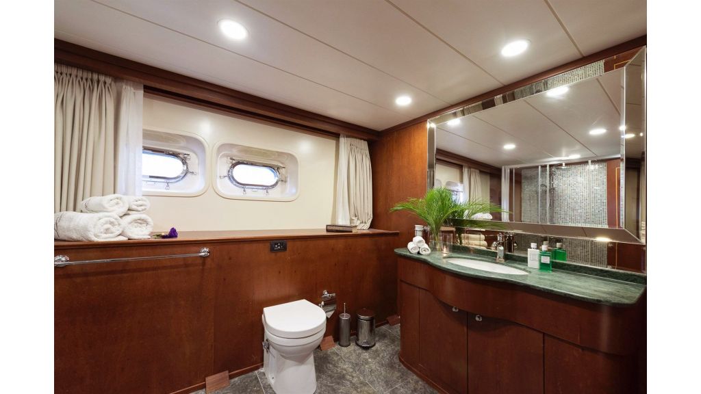 trideck 45m-luxury motor yacht (24)