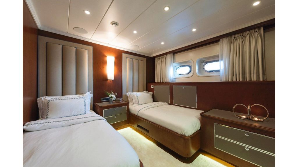 trideck 45m-luxury motor yacht (32)
