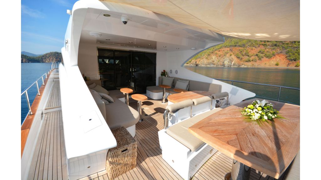 goldfinger-motor-yacht-aft-deck (5)