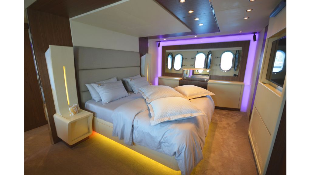 goldfinger-motor-yacht-cabin (3)