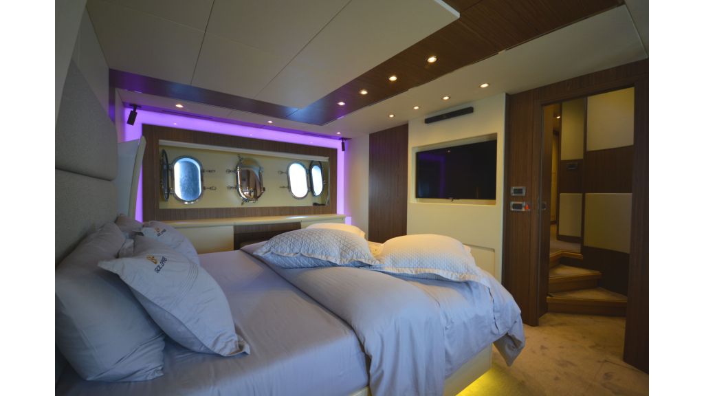 goldfinger-motor-yacht-cabin (4)