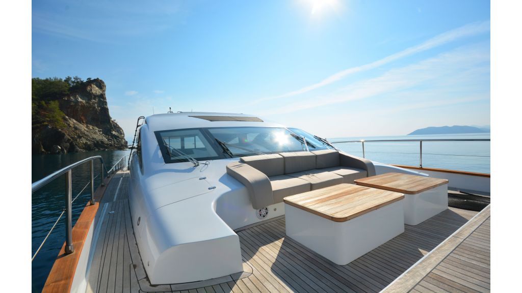 goldfinger-motor-yacht-front-deck (2)