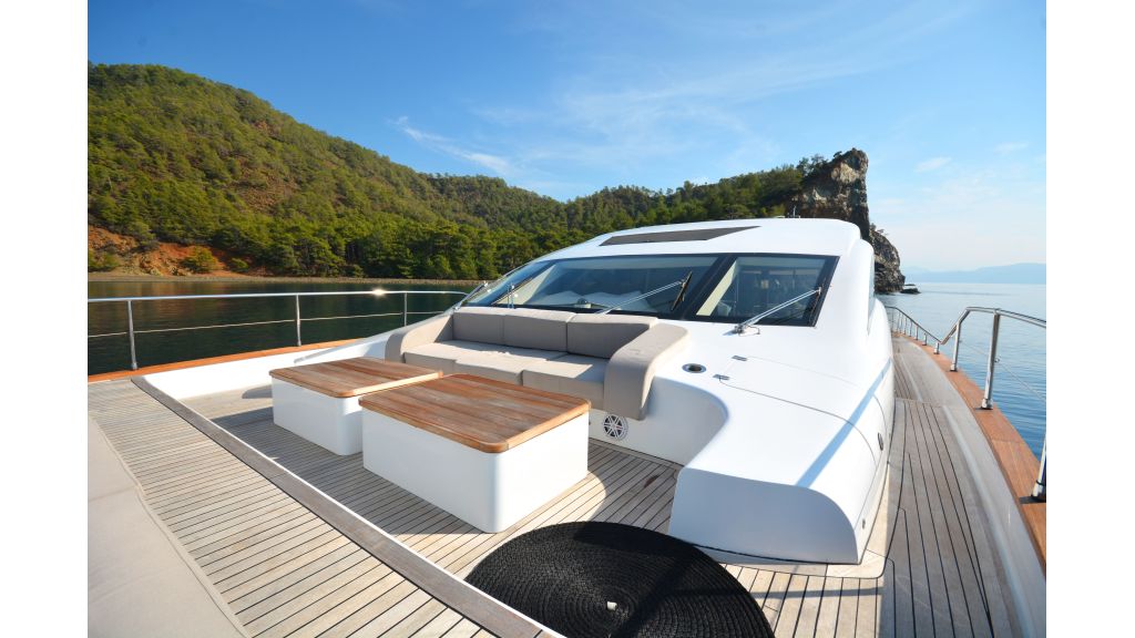 goldfinger-motor-yacht-front-deck (3)