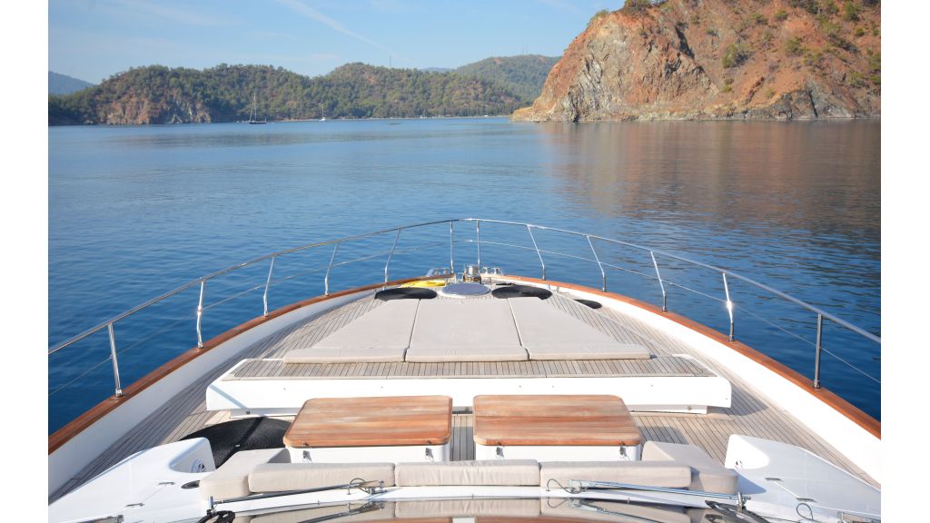 goldfinger-motor-yacht-front-deck (4)