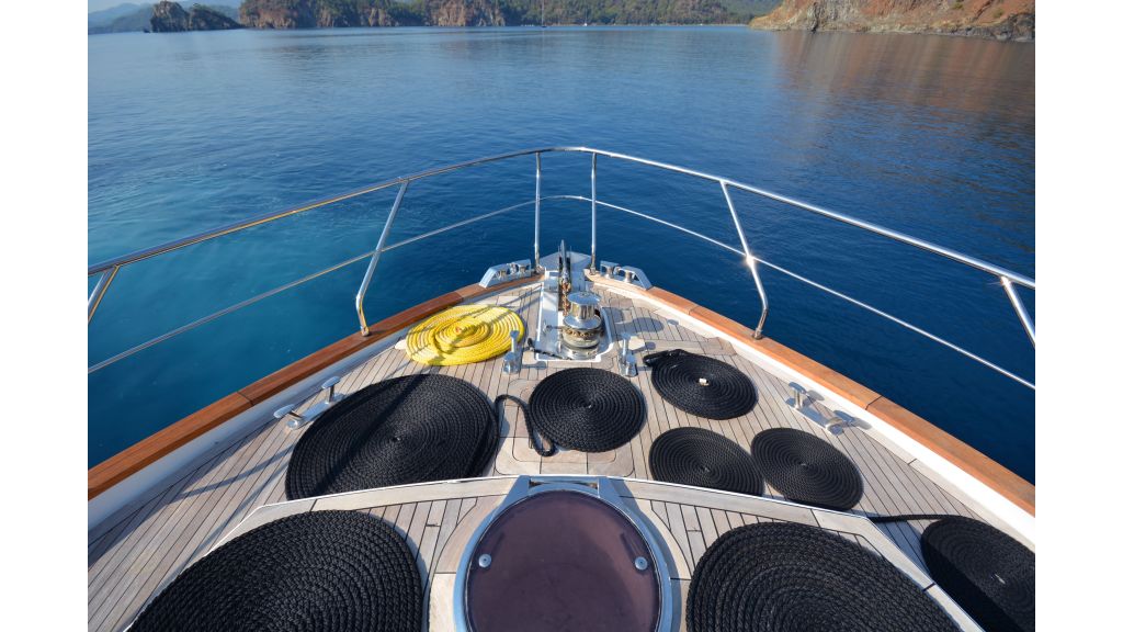 goldfinger-motor-yacht-front-deck (6)