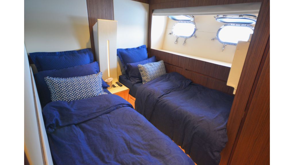 goldfinger-motor-yacht-twin-cabin (1)