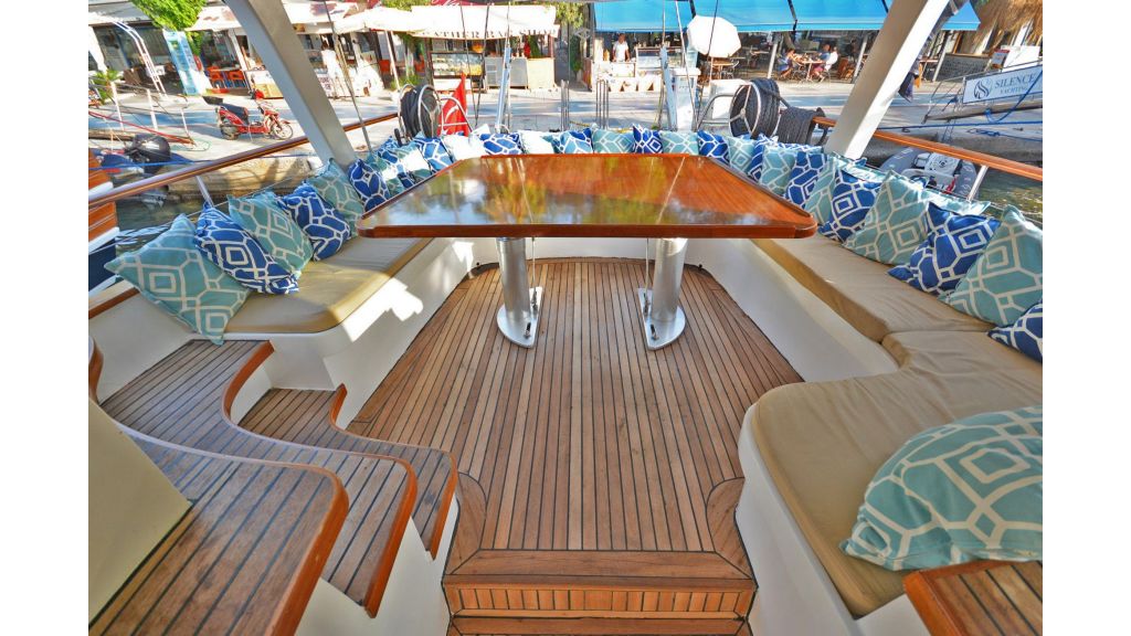 eloa sailing yacht saloon (4)
