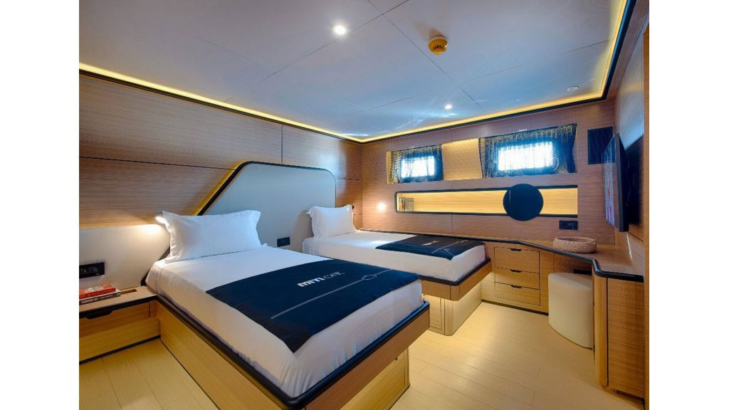 34m Luxury Steel Yacht (3)