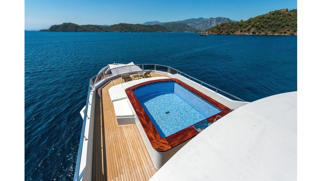 adamaris-luxury-motor-yacht-13