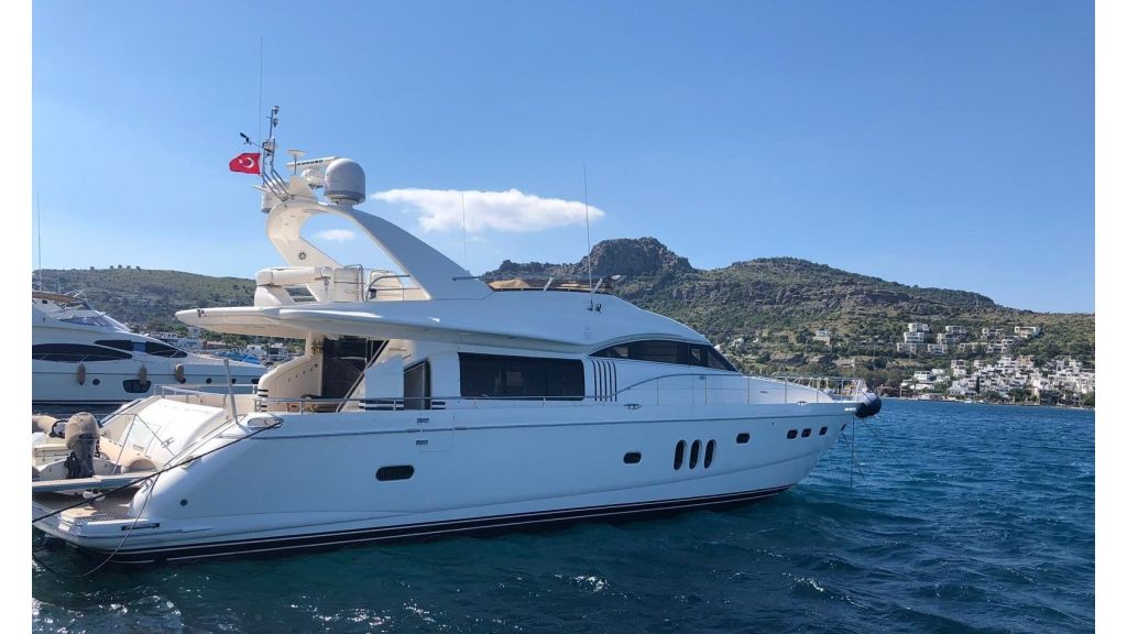 ciello-motor-yacht-for-charter (3)-master-2
