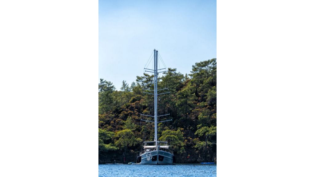Caustic-yacht-3