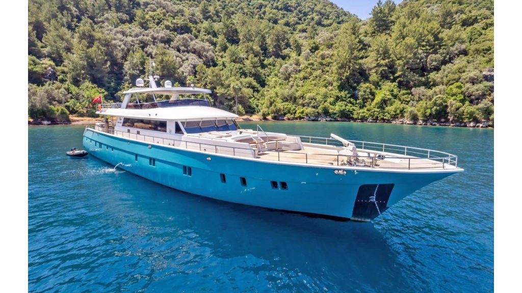 Deep Water Motor Yacht charter