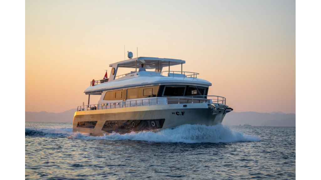 Bay CF Motoryacht Charter master