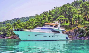 Kuum Motor Yacht
