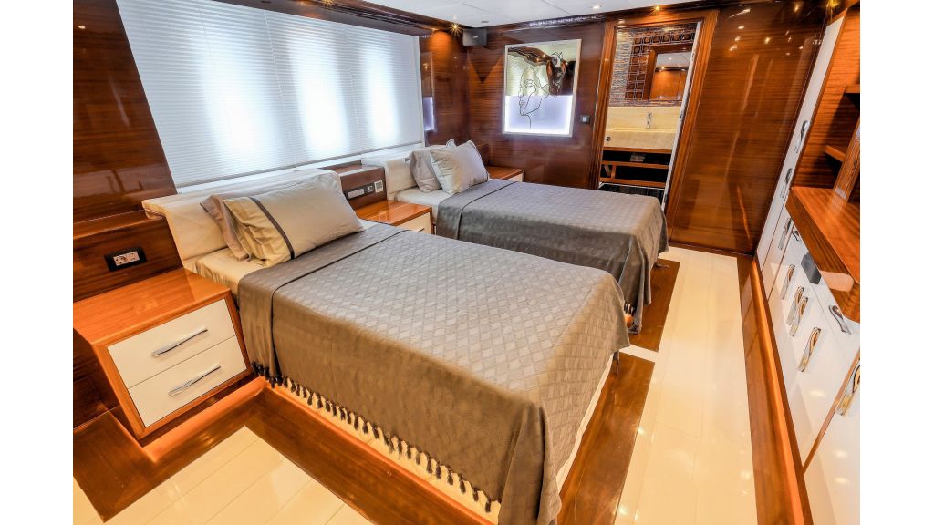 New Style Sailing Yacht (90)