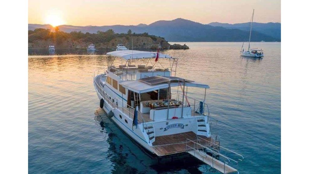 Aden 5 Motoryacht charter